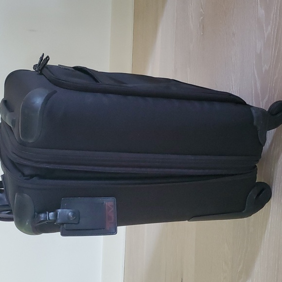 Tumi Continental Expandable 4-Wheel Carry-On Spinner Cabin Luggage - Picture 4 of 13